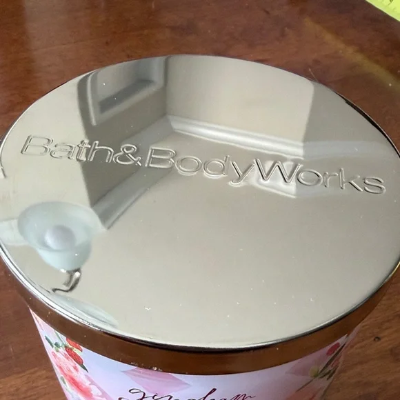 Bath & Body Works Gingham Gorgeous Candle - Pink and White - Picture 2 of 8